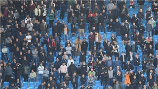  CĐV MU ra về sớm dù trận derby Manchester chưa hết hiệp 1 