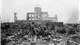 Một ph&#243;ng vi&#234;n qu&#226;n đồng minh đứng trước đống đổ n&#225;t của rạp chiếu phim ở Hiroshima một th&#225;ng sau khi quả bom nguy&#234;n tử đầu ti&#234;n dội xuống nơi n&#224;y.