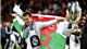 Chưa dừng lại ở đ&#243;, Gareth Bale mang quốc k&#236; xứ Wales ra để ăn mừng. 