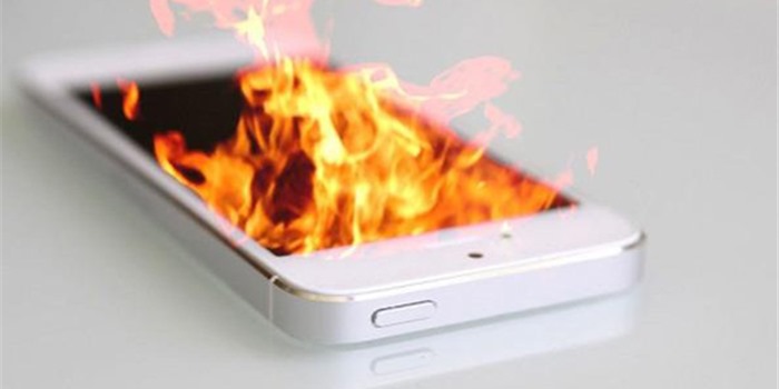 Nguy hiểm khi sạc điện thoại. Điện thoại phát nổ. sạc điện thoại bị nổ. nổ  pin | TTVH Online